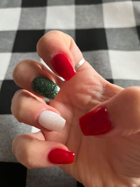 Christmas Nails Greens, White Red And Green Nails, Christmas Nails Short Red And Green, Christmas Gel Dip Nails, Simple Christmas Nails Solid Color, Simple Christmas Nails Dip Powder, Red And Green Nails Simple, Christmas Nail Red And Green, Dip Nail Ideas Christmas