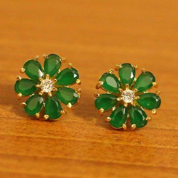 Green Studs Earrings, Low Weight Gold Jewellery, Kempu Earrings Gold, Stone Studs Earrings Gold, Jumki Gold, Green Stone Earrings Gold, Green Beds, Big Stud Earrings, Small Earrings Gold