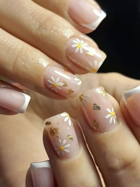 daisy nail design: gold foil accent Daisy Nail Designs, Daisy Nail Design, Daisy Nail Art, Gel Toe Nails, Cute Simple Nails, Daisy Nails, Gel Nails Diy, Simple Gel Nails, Cute Gel Nails