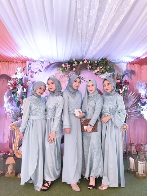 Seragam Bridesmaid Hijab, Inspirasi Bridesmaid Hijab, Bridesmaid Dresses Hijab Satin, Dress Hijab Bridesmaid, Bridesmaid Dresses Hijab, Kulot Pants, Ootd Simple, Bridesmaid Photoshoot, Bridal Hijab