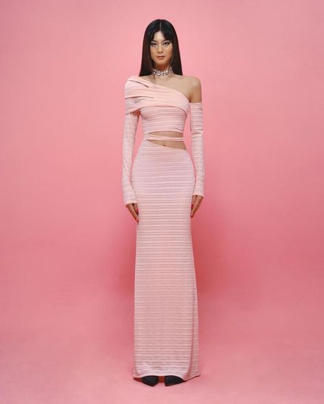 Pink Runway Outfits, Pink Award Show Outfit, Kpop Award Show Outfits Dress, Valdrin Sahiti Pink Dress, Award Show Outfits, Pink Gown Runway, Pink Dress Runway 90s, Award Show Dresses, Award Show