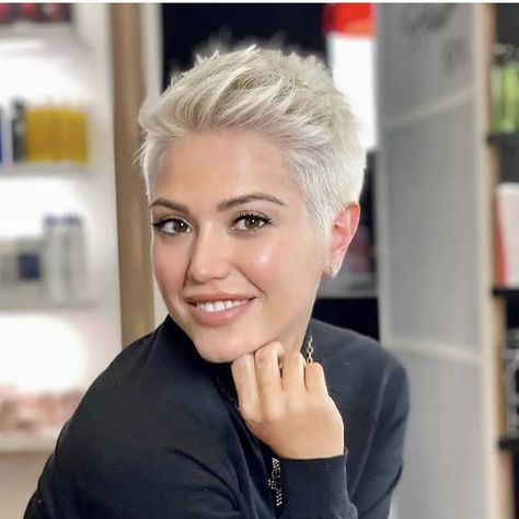 kurzehaarstylen on Instagram: “Tolle Frisur 😍💙 #pixiecut #pixiehaircut #pixiecuts #pixiecutstyle #pixie #pixiestyle #pixie360 #pixibeauty #kurzehaare #kurzehaare #kurze…” Short Platinum Blonde Hair, Women Haircut, Hairstyles For Fat Faces, Platinum Blonde Pixie, Short Spiked Hair, Funky Short Hair, Haircut Short, Short Grey Hair, Super Short Hair