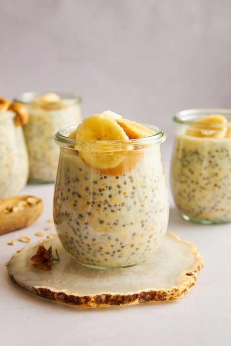 Enjoy the flavors of your favorite dessert for breakfast with zero guilt thanks to this nutritious banana pudding overnight oats recipe! Pudding Overnight Oats, Wholesome Breakfast Ideas, Mango Chia Pudding, Stuffed French Toast Cream Cheese, No Bake Oatmeal Bars, Food Dolls, Homemade Greek Yogurt, Cinnamon French Toast, Egg Recipes For Breakfast