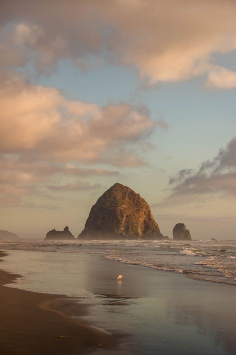 Beach And Mountains, Mountain Pictures, Mountain Sunset, Beach Landscape, Beautiful Photos Of Nature, Beach View, Mountain Range, Art Class, Beautiful Photo