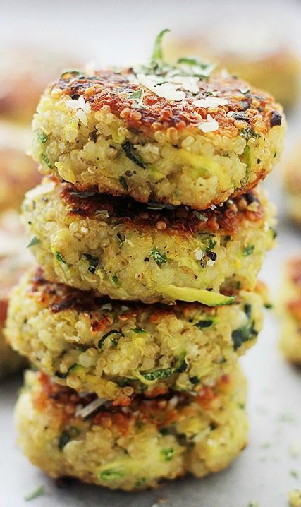 Quinoa And Zucchini, Cheesy Quinoa, Zucchini Fritters Recipe, Resep Diet, Flax Egg, Zucchini Fritters, Fritter Recipes, God Mat, Quinoa Recipes