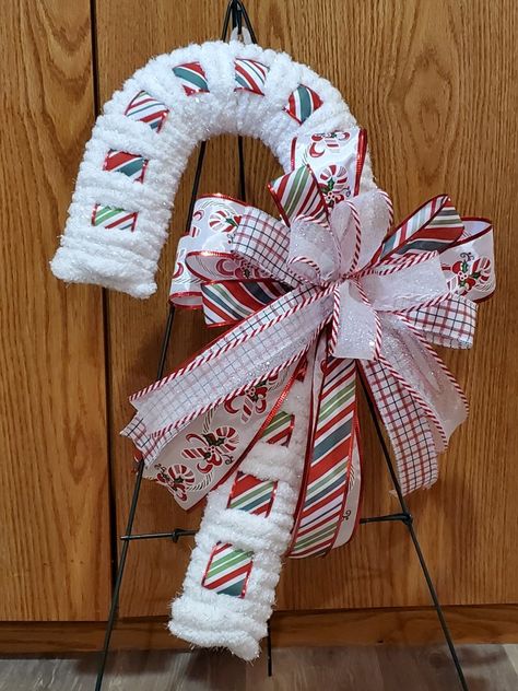 DIYProject. Candy Cane Wreath using Dollar Tree candy cane form Chunky Yarn Candy Cane Wreath, Candy Cane Frame Ideas, Candy Cane Wreath Form Ideas, Big Blankets, Diy Candy Cane, Dollar Tree Wreath, Christmas Wreath Designs, Ribbon Wreath Diy, Diy Deco Mesh Wreath