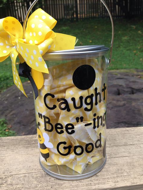 Busy Bee Classroom Theme, Bee Hive Classroom Theme, Bumble Bee Classroom Theme, Bug Themed Classroom, Beehive Classroom, Bumble Bee Classroom, Crafts For Teachers, Bee Classroom Decor, Bee Ideas