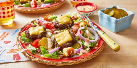 Feast Your Eyes on Cheeseburger Salad with *All* the Fixin'sthepioneerwoman Pioneer Woman Cheeseburger Salad, Cheeseburger Salad Recipe, Lettuce Salads, Cheeseburger Salad, Best Salads Ever, Ground Sirloin, Vacation Meals, Pioneer Woman Recipes, Bacon Cheeseburger