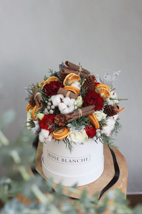 Flowers In Boxes Floral Arrangements, Christmas Centerpieces For Weddings, Autumn Flower Box Ideas, Christmas Flower Ideas, December Flower Arrangements, Boho Christmas Flower Arrangements, Christmas Dried Flower Arrangements, Xmas Flower Arrangements, Christmas Bouquet Ideas