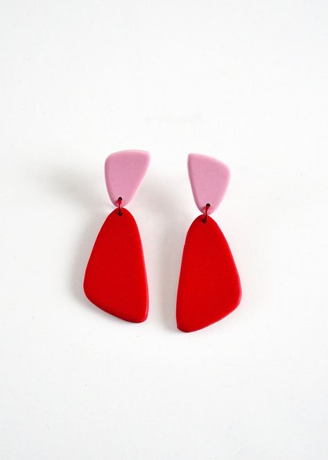 Handmade Pink & Red Polymer Clay Dangles. Dainty dangle drop clay earrings in pink and red colorblock. These minimal earrings are super lightweight but look effortlessly elegant. Backings are nickel free titanium posts or clip ons. * Made from lightweight Polymer Clay * Hypoallergenic Titanium Posts or Clip-On * 2.25'' L x .75'' W ⋒ PACKAGING AND SHIPPING ⋒ * Orders are shipped by USPS First Class Mail with tracking. Expedited shipping is also available ⋒ QUESTIONS ⋒ If you have any questions ab Polymer Clay Workshop, Red Clay Earrings, Red Polymer Clay Earrings, Pink Clay Earrings, Pink Polymer Clay Earrings, Fimo Earrings, Valentine Earrings, Diy Earrings Polymer Clay, Polymer Earrings