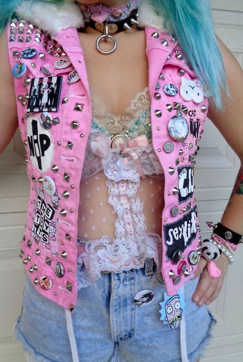 Ooh I like this vest but the only thing I would change is the bands patches for Japanese Rock band patches Pastel Punk Aesthetic, Girly Punk, Diy Clothes For Women, Punk Fashion Diy, Pastel Punk, Diy Clothes Refashion, Diy Clothes Videos, Battle Jacket, Pastel Goth Fashion