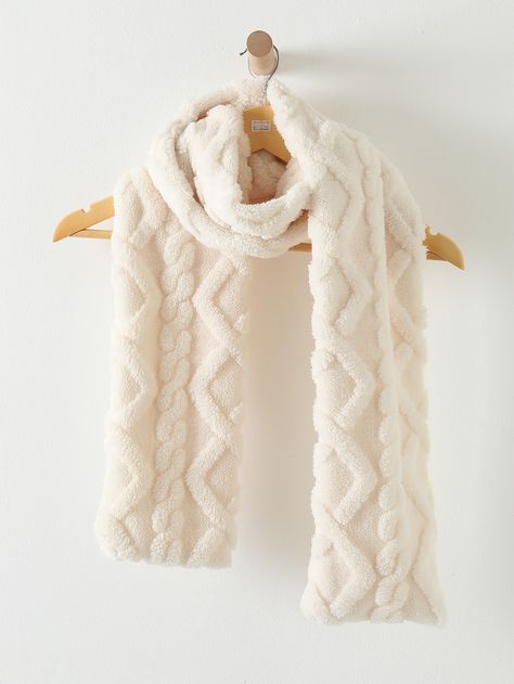 Bufandas Aesthetic, Cute Scarves, Scarf Aesthetic, Fuzzy Scarf, Cute Scarf, Fanny Pack Women, Cable Scarf, Water Shoes Women, Cute Scarfs