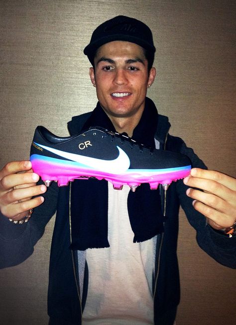 Cristiano Ronaldo with his customized SG Pro #Nike #Mercurial Vapors. Ronaldo Boots, Cristiano Ronaldo 2013, Bayer Munich, Nike Football Boots, Cristino Ronaldo, Soccer Store, Soccer Gifs, Cristiano Ronaldo Wallpapers, Soccer Cleats Adidas