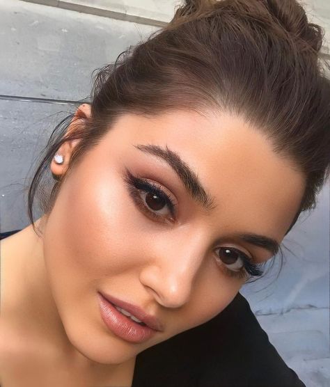 Hande Erçel Makeup, Different Types Of Acne, Eyebrow Trends, Perfume Recipes, Types Of Acne, Thick Eyebrows, Bachelorette Outfits, How To Apply Eyeshadow, Beauty Shots