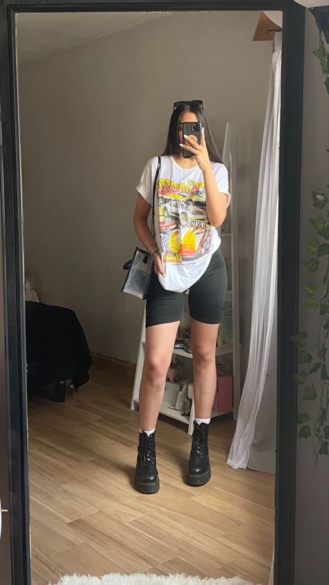 Biker Shorts With Combat Boots, Style With Boots Casual Outfits, Biker Shorts Combat Boots Outfit, Combat Boots And Shorts Outfit, Combat Boots Shorts Outfit, Boots And Biker Shorts Outfit, Summer Outfit Casual Chic, Combats Outfits, Biker Shorts And Boots Outfit