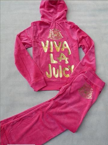 Viva La Juicy Track Suit...  Is it completely ghetto that I want one? Juicy Track Suit, Thrift Manifest, Juicy Couture Track Suit, Vs Pink Outfit, Juicy Tracksuit, Mcbling Fashion, Chanel Heels, 2000s Clothing, Thrift Inspo