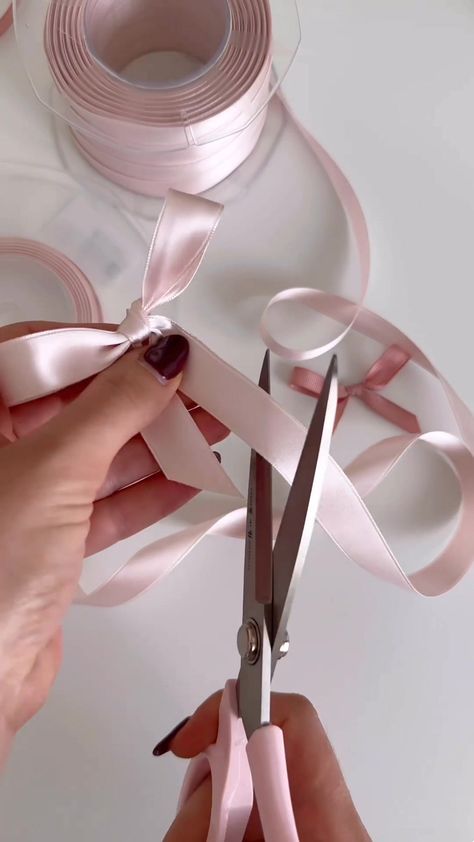 Make Your Day How To Make A Perfect Bow With Ribbon, Making A Bow With Ribbon, Tiktok Christmas, Homemade Bows, Diy Hair Accessories Ribbon, Ribbon Crafts Diy, Bows Diy Ribbon, Diy Ribbon, Diy Crafts For Gifts