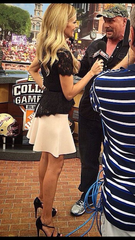 Sam Ponder - my FAV gal of the football season. Football Reporter, Sam Ponder, Samantha Ponder, Sports Broadcasting, Female News Anchors, Hair Contouring, Female Sports, Sports Media, Kelly Ripa