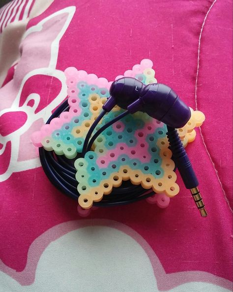 Glow in the dark, star perler bead earbud holder. Perler Bead Earbud Holder, Perler Bead Headphone Holder, 3d Pyssla, Star Perler, Earbud Holder, Hamma Beads, Headphone Holder, Melty Beads, Headphone Case