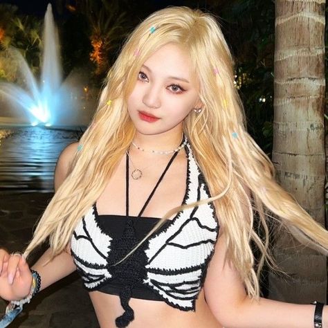 blonde ningning [aespa] girlgroups gg icons lq kpop girls Ningning Blonde, Genie In A Bottle, Girl Icons, South Korean Girls, Kpop Girls, Blonde Hair, My Girl, Blonde, Crop Tops