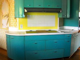 Mid Century Kitchens, Vintage Metal Kitchen Cabinets, Turquoise Kitchen Cabinets, Kitchen Floor Tile Patterns, Retro Kitchen Cabinets, Retro Style Kitchen, Metal Kitchen Cabinets, Aqua Kitchen, Vintage Kitchen Cabinets