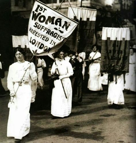 Suffragettes 1913 Fashion, Suffragette Movement, Suffrage Movement, Powerful Pictures, Women Rights, British Women, Meryl Streep, Michelle Obama, Women In History