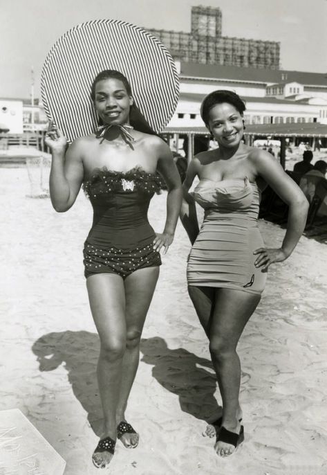 Chicken Bone Beach — Atlantic City, New Jersey (1950s). Photographs by John W. Mosley via Temple University Libraries Black Pinup, Atlantic City New Jersey, 60s Women, African American Fashion, Cup Of Jo, Vintage Black Glamour, Black Femininity, Atlantic City, African American Women