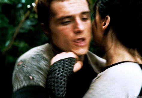 Katniss Everdeen Peeta Mellark, Katniss Everdeen Pregnant, Peeta And Katniss Catching Fire, Finnick Katniss And Peeta, Peeta And Katniss Gif, Peeta And Katniss Matching Icons, Katniss And Peeta Matching Pfps, Hunger Games Matching Pfp, Peeta And Finnick