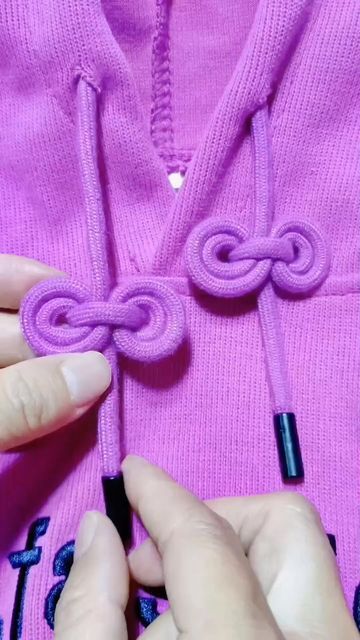 Hoodie Knots Diy, Hoodie Tie Knots, How To Tie Hoodie Strings, Hoodie String Knots Step By Step, Hoodie String Knots, Hoodie Ties, Knot Ideas, Sewing Tricks, String Crafts