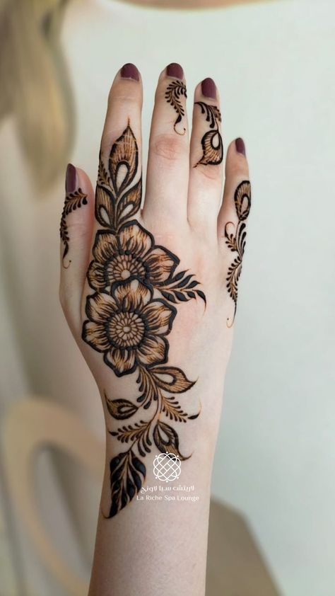 Mehndi Design Stylish Back Hand, Mehndi Hand Designs Simple, Simple Stylish Mehndi Design, Easy Flower Mehndi Designs, Back Hand Finger Design, Mehndi For Back Hand Simple, Mehndi Stylish Design, Back Hand Stylish Mehndi Designs, Full Body Mehndi Designs