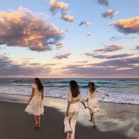 Daisy Calloway, Sisters Goals, Calloway Sisters, Friend Vacation, Three Best Friends, Sisters Photoshoot, Sister Photos, Best Friend Photoshoot, Beach Pictures Poses