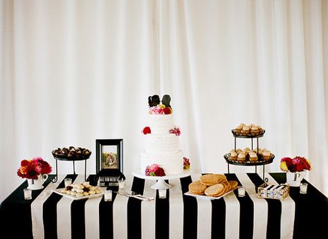 Black and White Stripes Tablecloth wedding by BatesonsBoutique Black White Table Setting, White Table Setting, Black And White Tablecloth, Black White Table, Black Tablecloth, Striped Tablecloths, Striped Wedding, Wedding Tablecloths, Sonoma Wedding