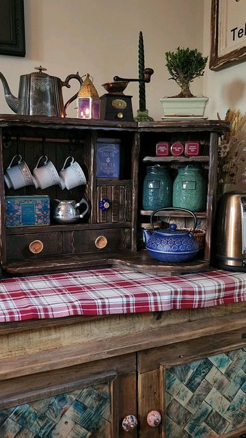 Coffee Tea Cabinet, Kitchen Tea Organization, Tea Cup Display Ideas Modern, Diy Tea Organizer Ideas, Tea Shelf Organization, Tea Shelf Display, Tea Nook In Kitchen, Mug Tree Ideas, Tea Cabinet Organization