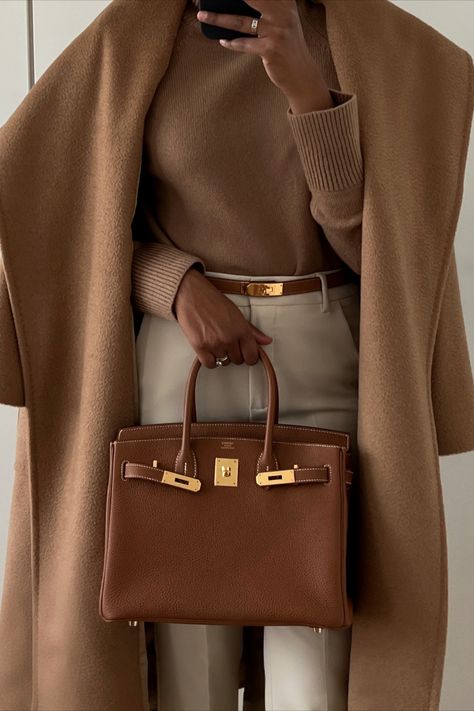 Camel Max Mara coat and Gold Birkin 30 outfit idea. Elegant outfit idea. Cream Pants Outfit, Look Working Girl, Camel Outfit, Camel Coat Outfit, Classic Style Outfits, Camel Coat, Ținută Casual, Modieuze Outfits, Coat Outfits