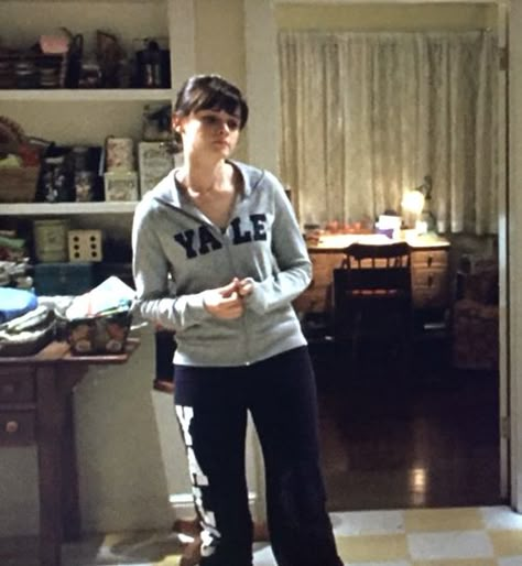 S6E14 “You've Been Gilmored” Yale Sweater Outfit, Rory Gilmore Red Sweater, Rory Gilmore Yale Outfits, Rory Gilmore Yale, Rory Style, Rory Gilmore Outfits Season 1 Episode 1, Rory Gilmore Sweater Season 1, Rory Gilmore Episode 1 Outfit, Rory Outfits