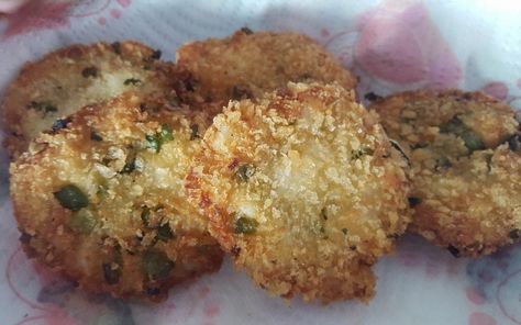 Lisa’s Infamous Walleye Cakes Recipe Walleye Cakes, Grilled Walleye Recipes, Pickerel Recipes, Salmon Fish Cakes, Walleye Recipes, Walleye Fish, Walleye Fish Recipes, Farm Recipes, Fish Cakes Recipe