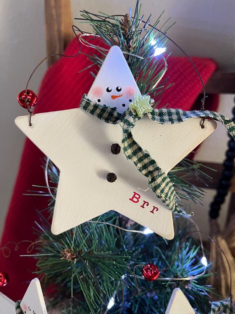 Darling wooden star snowman ornament! Use this on your tree, as a gift tag or give as a sweet little gift. Made from wood, hand painted white, lightly distressed edges, painted face, rusty wire with a little bell, green gingham scarf and a little star! Smoke free home Wooden Star Christmas Ornaments, Wood Star Ornaments, Wooden Star Decor, Star Snowman, Gingham Scarf, Christmas Ornament Tags, Ornament Tags, Diy Santa, Star Ornaments