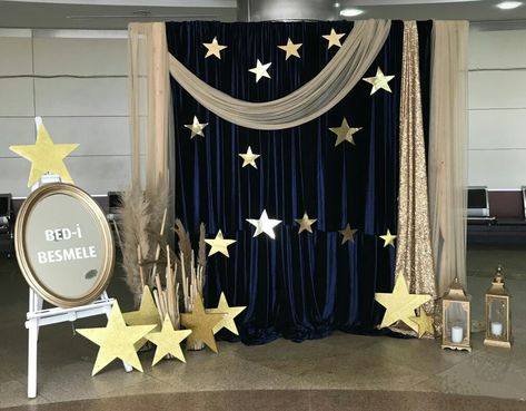 Diy Stage Decorations, Graduation Set Up Ideas, Prom Decoration Ideas, Starry Night Prom, Prom Party Decorations, Graduation Party Backdrops, Prom Themes, Graduation Party Diy, Graduation Crafts