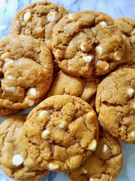 Pumpkin White Chocolate Chip Cookies, Fall Favorite Desserts, Pumpkin White Chocolate, Cookies With White Chocolate Chips, Pumpkin Cookies Healthy, Cookies With White Chocolate, Pumpkin Oatmeal Cookies, Pumpkin Cookie Recipe, Pumpkin Cookie