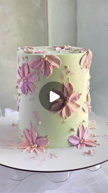 D E L I C I A S    N I N A | Cursos online reposteria on Instagram: "Totalmente decorada con ganache de chocolate blanco 😌 incluyendo las flores ✨💕  Es cremoso, delicioso y estable🤌🏽 Esta receta estará disponible próximamente en un curso nuevo 🥰   #buttercream #buttercreamcakes #buttercreamcake #cakedecorating #cakedecoration #cakedecorations #cakedecoratingvideos #cakedecor #cakevideo #cakevideos #cakereels #cakereel #cakeofinstagram #cakedesign #cakedesigner #cakedesigns #cakedesing #prettycakes #prettycake #buttercreamflowers #buttercreamflower #buttercreamflowercake #flowercake" Garden Theme Cake, Floral Cake Design, Buttercream Cake Designs, Chocolate Cake Designs, Ganache Cake, Buttercream Flower Cake, Buttercream Cake Decorating, 60th Birthday Cakes, Fresh Flower Cake