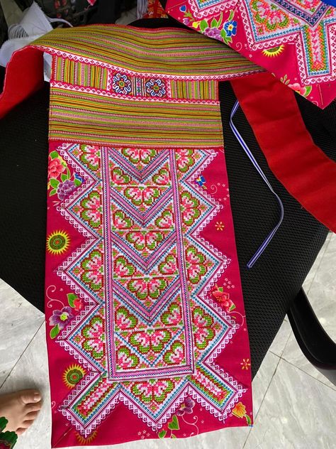 Hmoob Paj Ntaub, Paj Ntaub, Hmong Embroidery, Hmong Clothes, Cross Stitch Rose, Stitch Design, Cross Stitch Designs, Cross Stitch, Embroidery