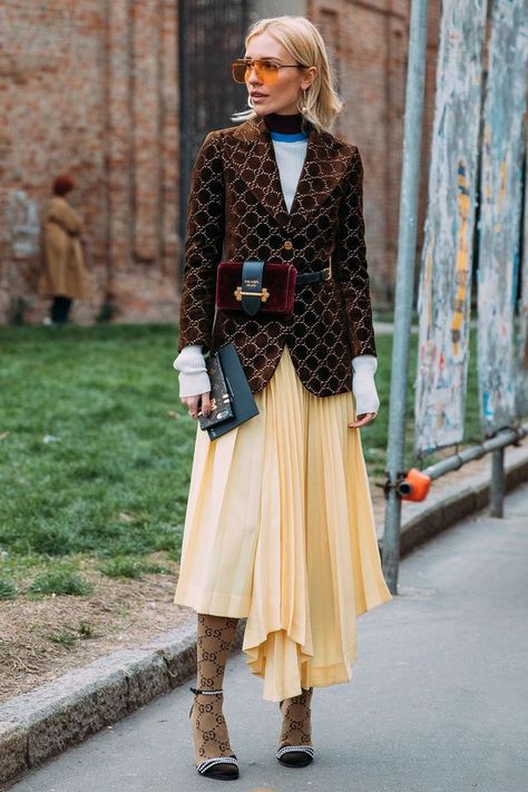 2018 Is the Year of the Belt Bag Street Style Bags, Quoi Porter, Look Retro, Trendy Swimwear, Looks Street Style, Sarah Jessica Parker, Fashion Business, A Skirt, Alexa Chung