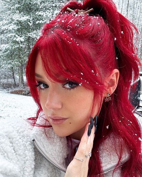 Bright Red Hair Dye, Pelo Color Vino, Vibrant Red Hair, Red Hair Looks, Red Hair Inspiration, Cherry Red Hair, Arctic Fox Hair Color, Red Hair Inspo, Dyed Red Hair