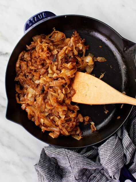 Learn how to make caramelized onions perfectly every time! Rich, sweet, and deeply golden brown, they're SO delicious in pastas, soups, dips, and more. | Love and Lemons #onions #howto #caramelizedonions #mealprep Best Caramelized Onions, How To Carmalize Onions, Caramelized Onions Recipe, Creamy Vegan Pasta, Roasted Vegetable Pasta, Classic Mac And Cheese, Carmelized Onions, Vegan Mac And Cheese, Vegetable Pasta