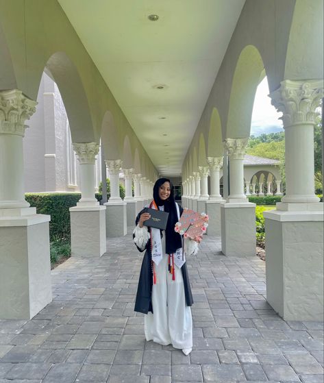 Hijabi Graduation Outfit Ideas, Grad Dresses For Hijabis, Hijabi Graduation Outfits Cap And Gown, Hijabi Graduation Dress, Hijabi Graduation Outfits, Hijabi Graduation, Muslim Aesthetic, Graduation Look, Grad Outfits