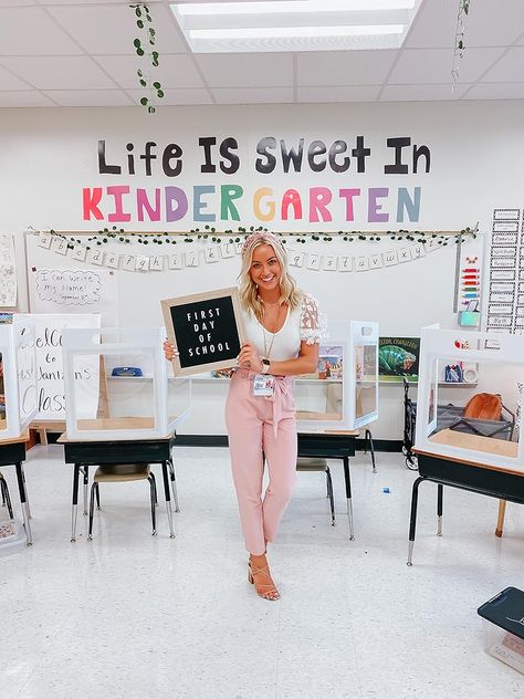 Fun Kindergarten Teacher Outfits, Preschool Teacher Aesthetic, Dream Teacher, Kindergarten Teacher Classroom, Aesthetic Classroom, Classroom 2023, Pastel Classroom, Teaching Classroom Decor, Classroom Goals