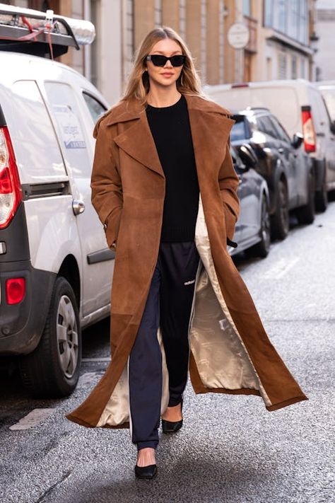 Athleisure In 2024 Is Not The Trend You Remember From 10 Years Ago Leggings With Heels, Handkerchief Hem Skirt, Leather Blouse, Athleisure Trend, Girl Trends, Leather Midi Skirt, Casual Sporty, Hem Skirt, Fashion People