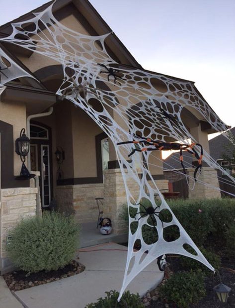 Halloween Cobweb Ideas, Spider Halloween Decorations, Halloween Yard Displays, Scary Halloween Decorations Outdoor, Tattoo Garden, Garden Nails, Halloween Spider Decorations, Halloween Outside, Garden Tattoo