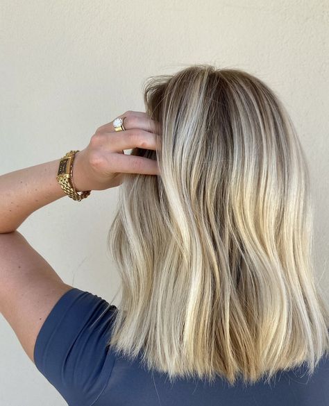 Womens Short Hair With Layers, Cool Blonde Shoulder Length Hair, Blonde Babylights Shoulder Length Hair, Shoulder Length Blonde Hair Balayage Straight, Blonde Hair Shoulder Length Ideas, Dimensional Rooted Blonde, Beach Blonde Hair Short, Medium Length Ash Blonde Hair, Bronde Haircolor Short Bob