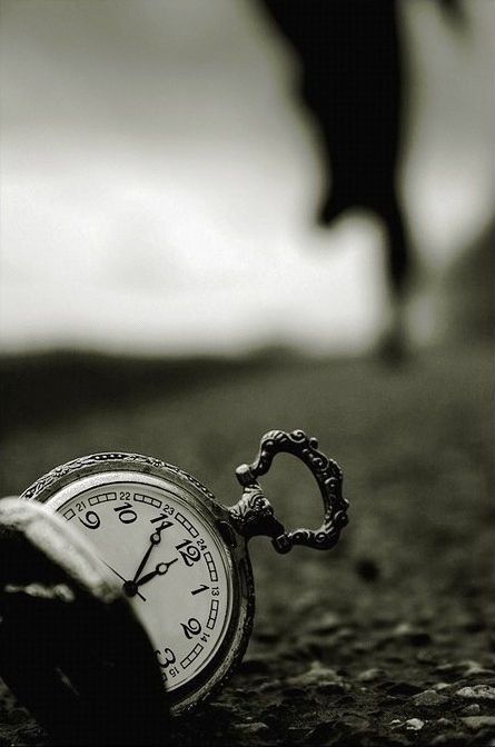 Time that has been lost can not be found again! I have never felt so apart from you. And with every hr of every day it gets more. :-( Foto Tips, Images Vintage, Foto Art, Depth Of Field, Tick Tock, Story Inspiration, Black N White, White Photo, Pics Art